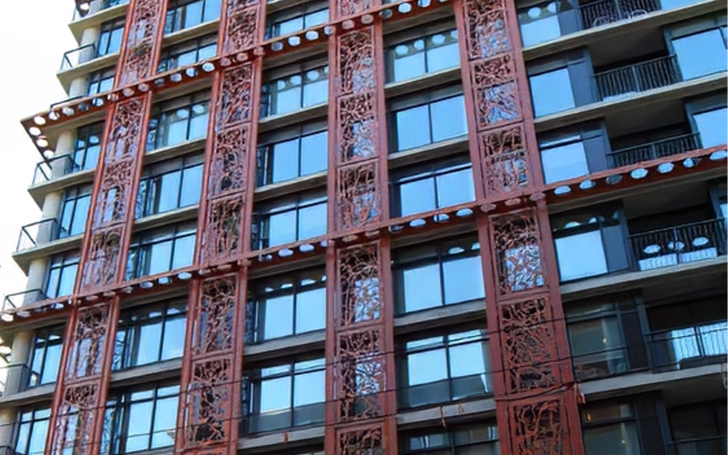 При строительстве башни W в здании Woodwards Building в Британской Колумбии использовалась дуплексная система порошковой окраски по горячеоцинкованной стали для защиты открытых декоративных стальных элементов от коррозии и без ущерба для эстетики здания.