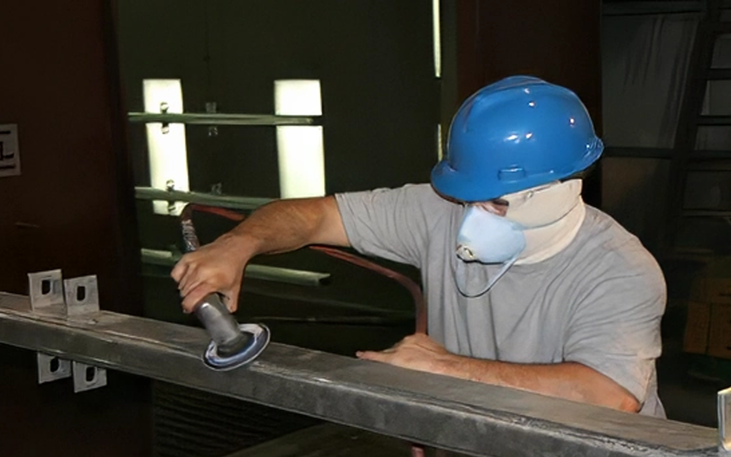 Шлифовка делает поверхность шероховатой, обеспечивая хорошее сцепление и адгезию порошковой краски.