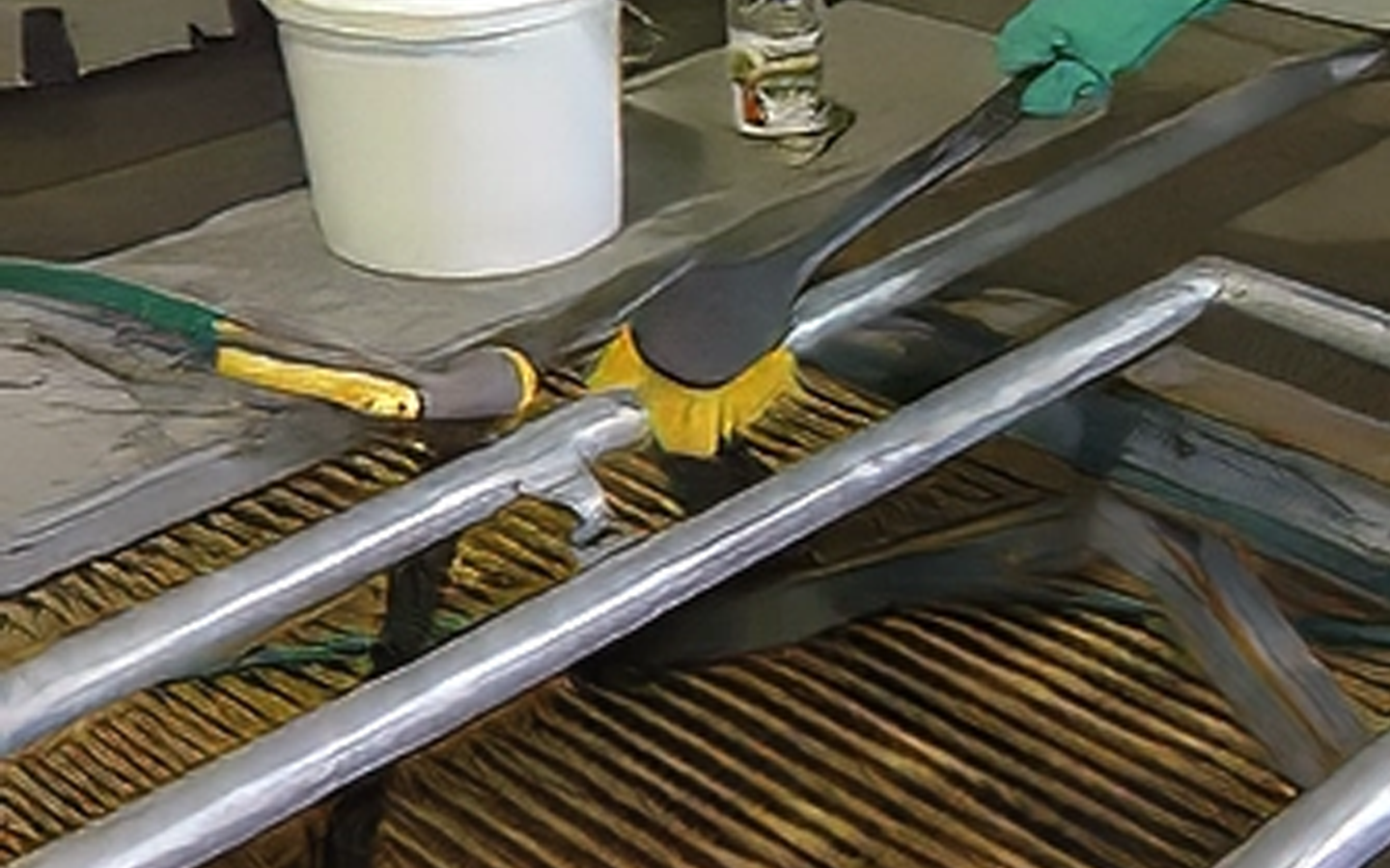 Органические загрязнения можно удалить с помощью щелочных или кислых растворов, а также растворителей