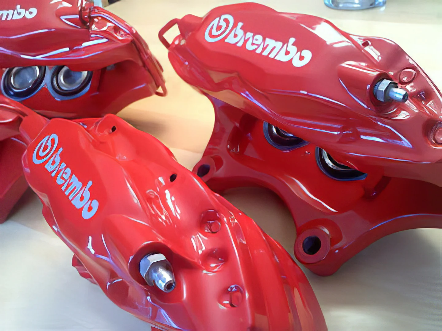 Покрытый порошковой краской тормозной суппорт известного бренда brembo