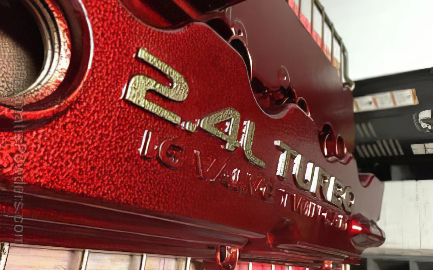 Двухцветная крышка блока цилиндров