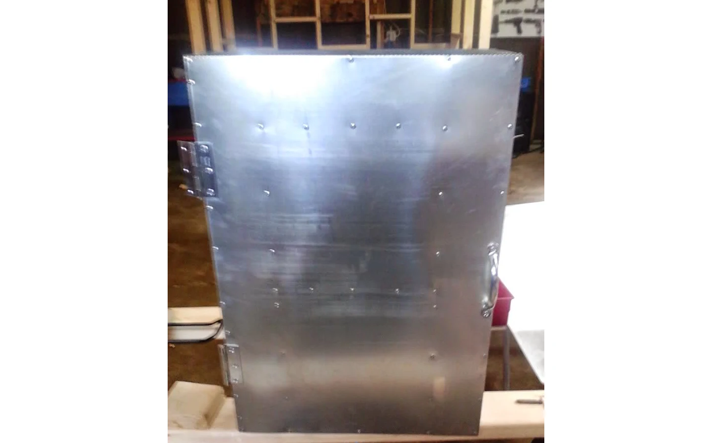 Готовая и обшитая оконная дверь с ручкой и петлями