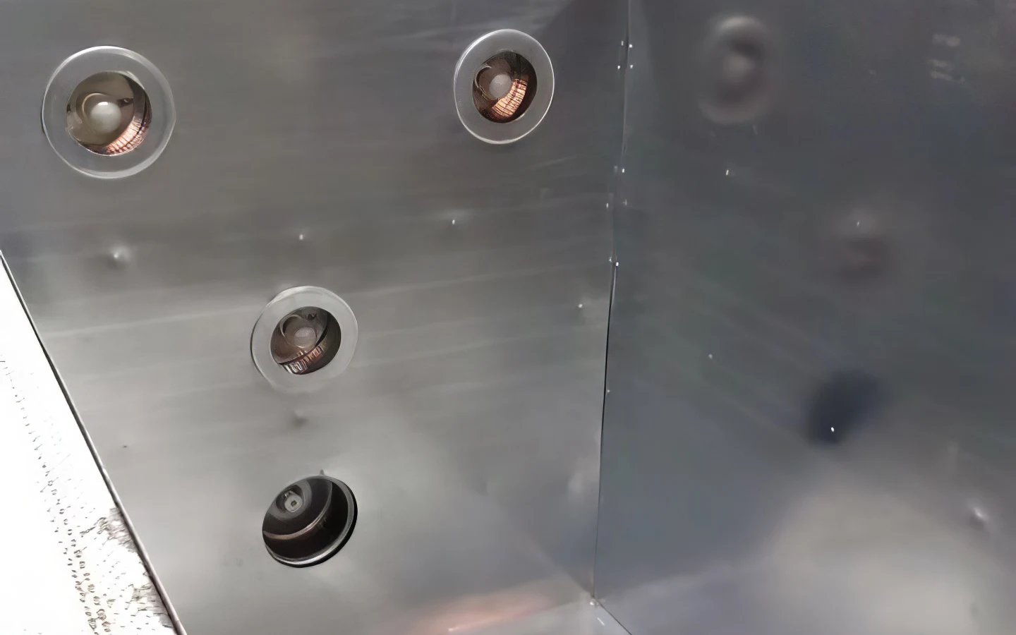 Заглушки воздуховодов с прорезанными отверстиями в потолке печи для порошкового покрытия деталей