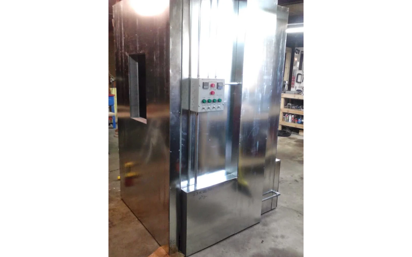 Печь для порошкового окрашивания деталей, полностью обшитая со всех сторон, кроме верхней