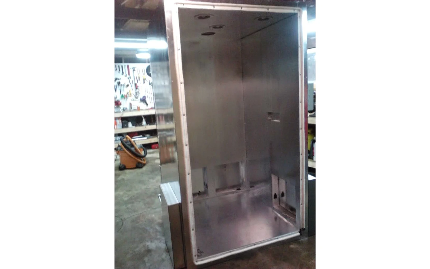 Прокладка из стекловолокна, проложенная по всем контуру передней части печи