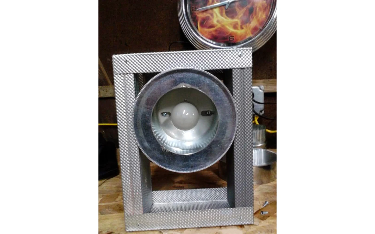 Готовый светильник перед установкой на потолке печи