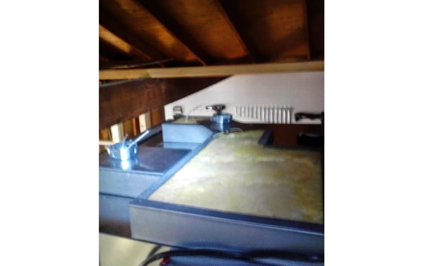 Установленные и приклёпанные на место верхние термоизоляционные панели печи для порошкового покрытия деталей