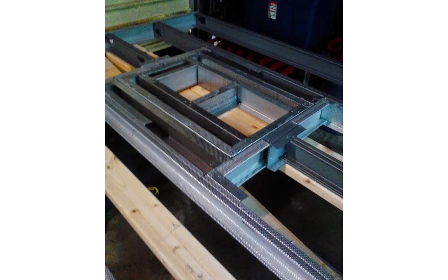 Рама основной двери, переделанная так, чтобы вместить оконную дверь