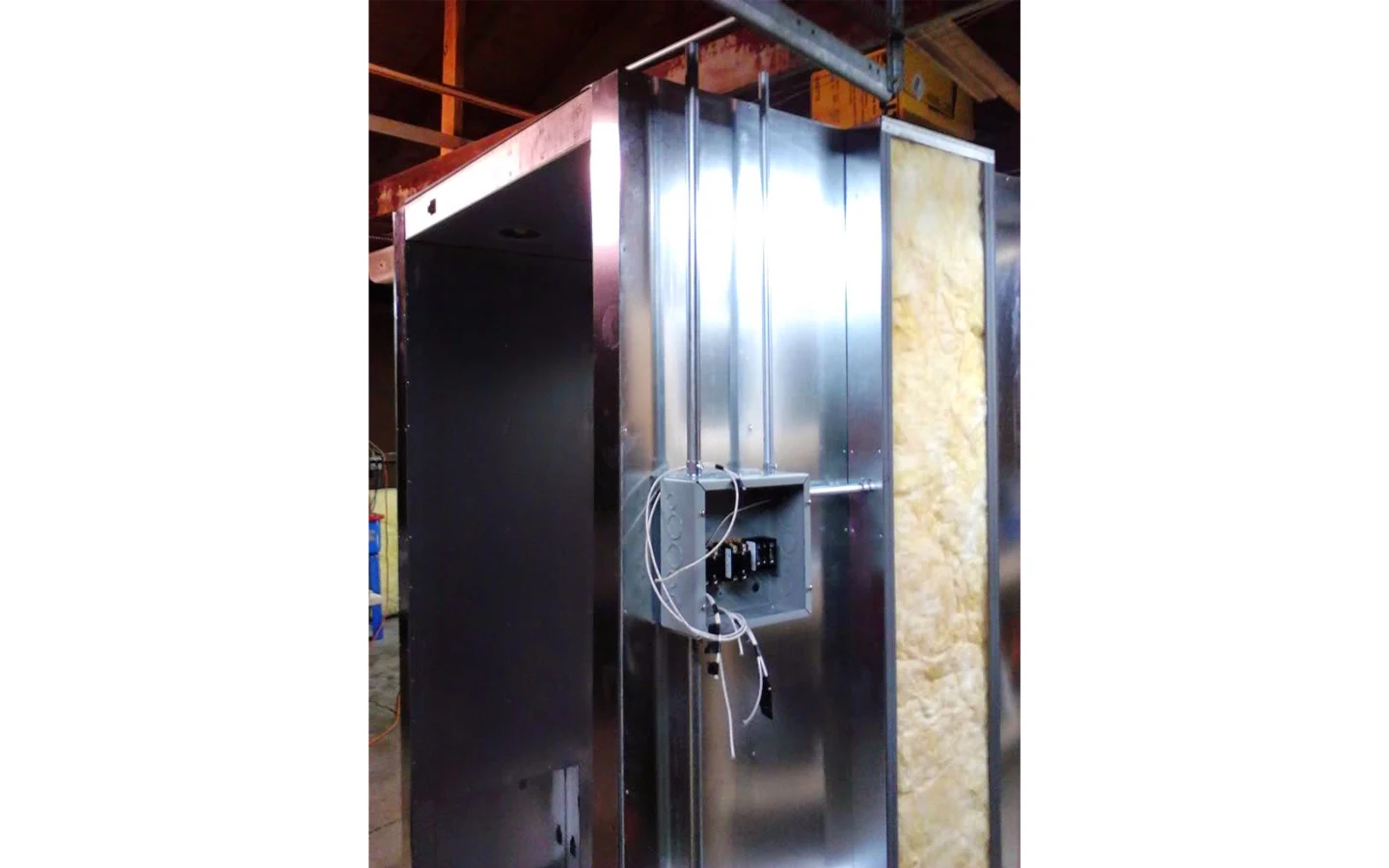 Установка металлических труб (каналов) для проводки к светильникам и конвекционному вентилятору