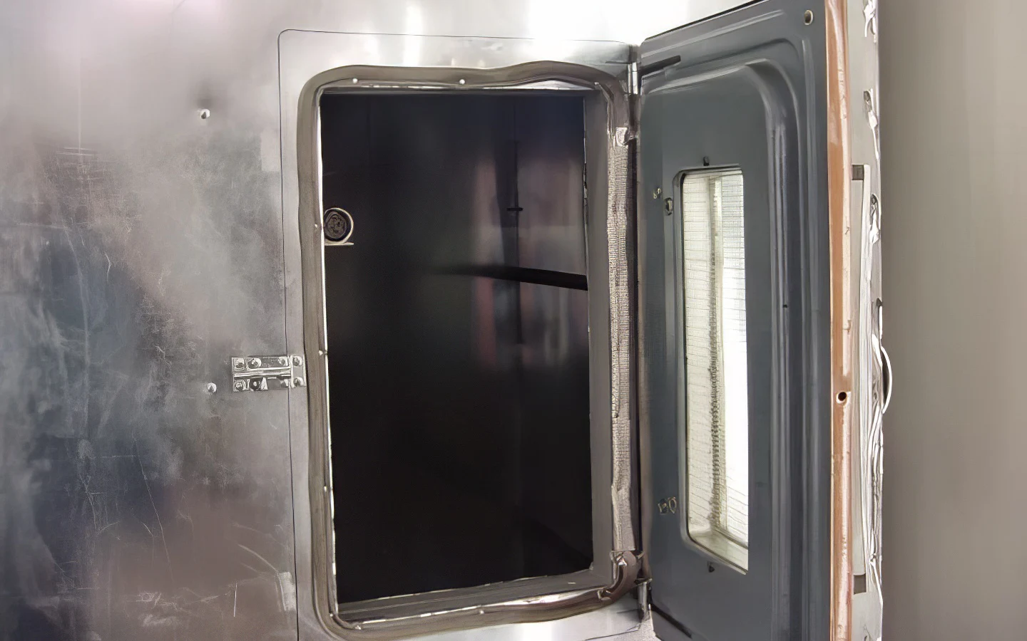 Дверца обычной бытовой духовки, использованная в качестве смотровой для нашей печи