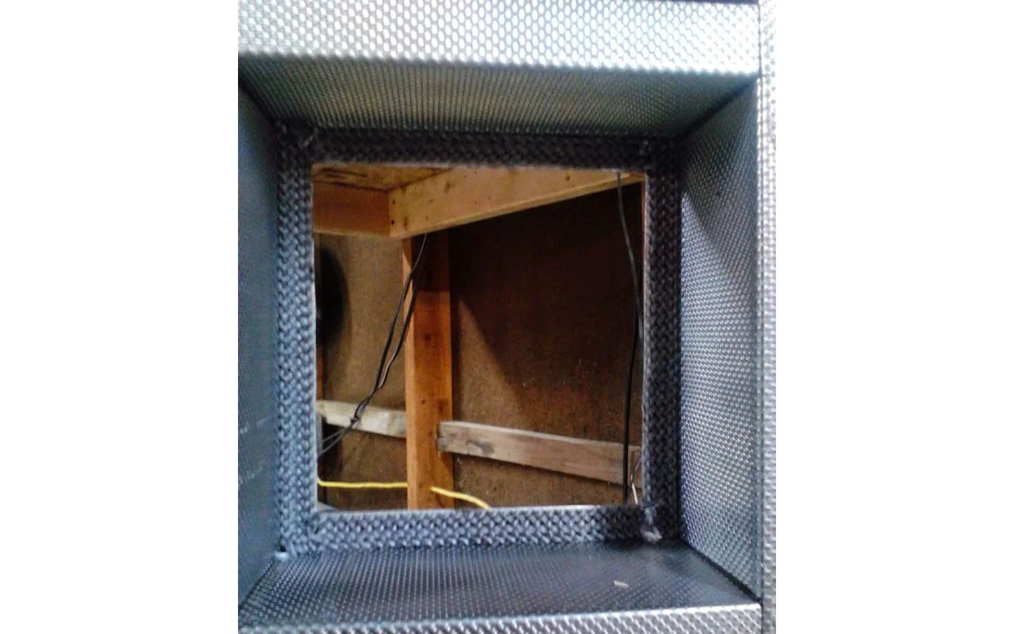 Уплотнитель окна печи, уложенный поверх герметика