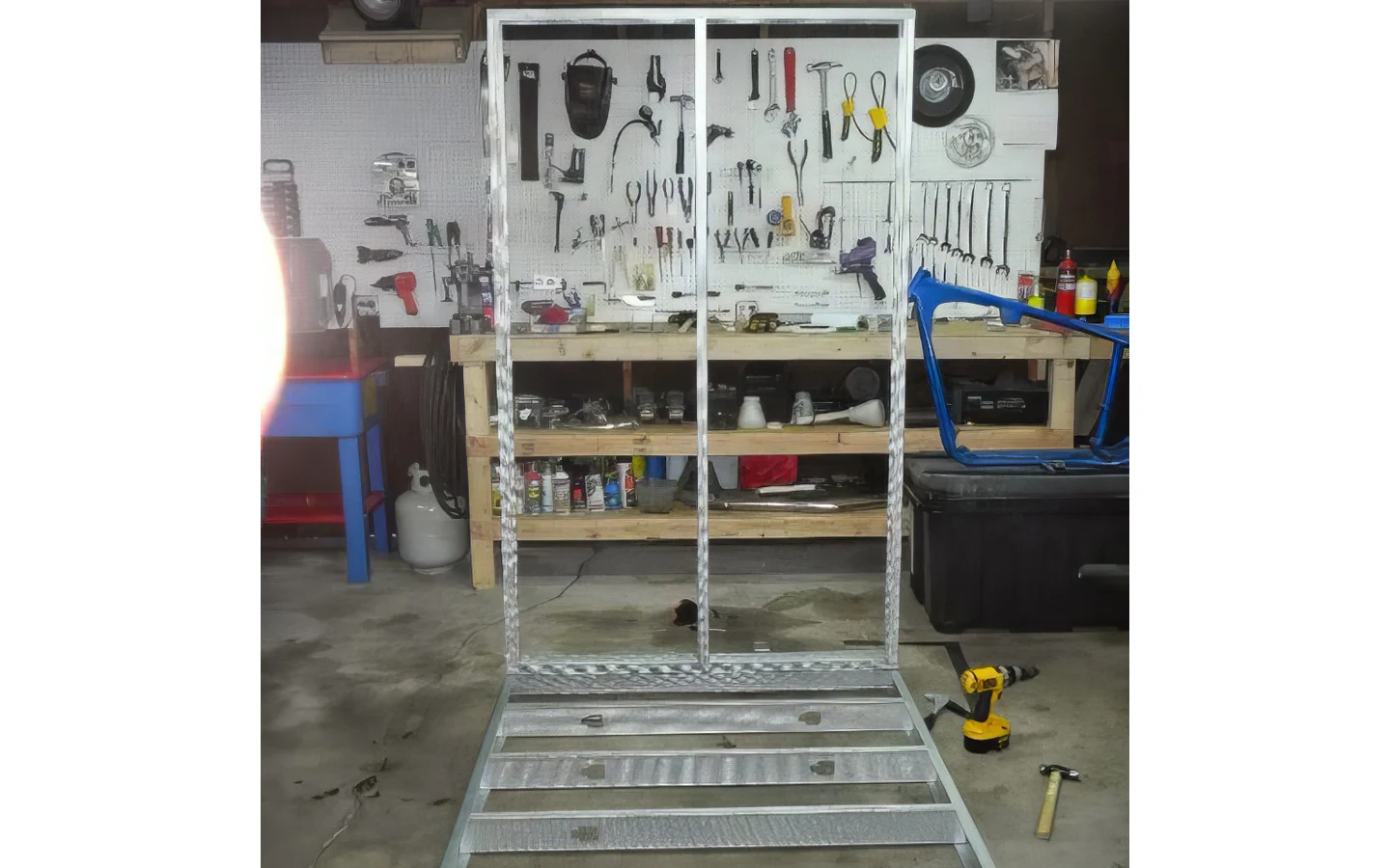 Монтирование рамы задней стенки печи для порошкового покрытия деталей