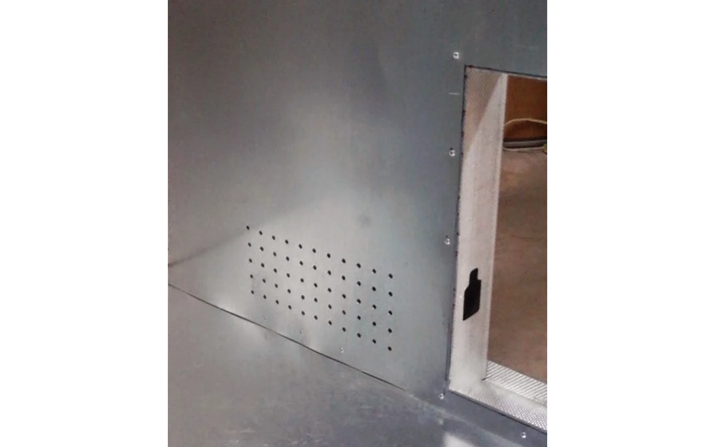 Выход прямоугольного дымового воздуховода