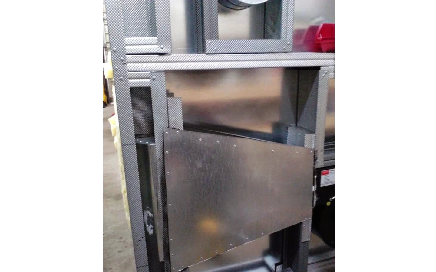 Заклёпывание верхней части воздуховода металлическим листом