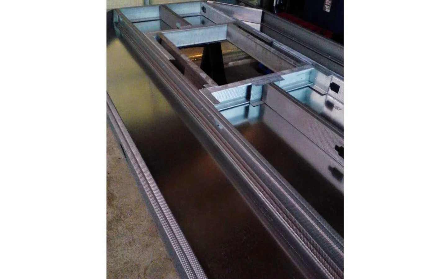 Дверь с обшитой стороной и угловыми распорками для прочности конструкции