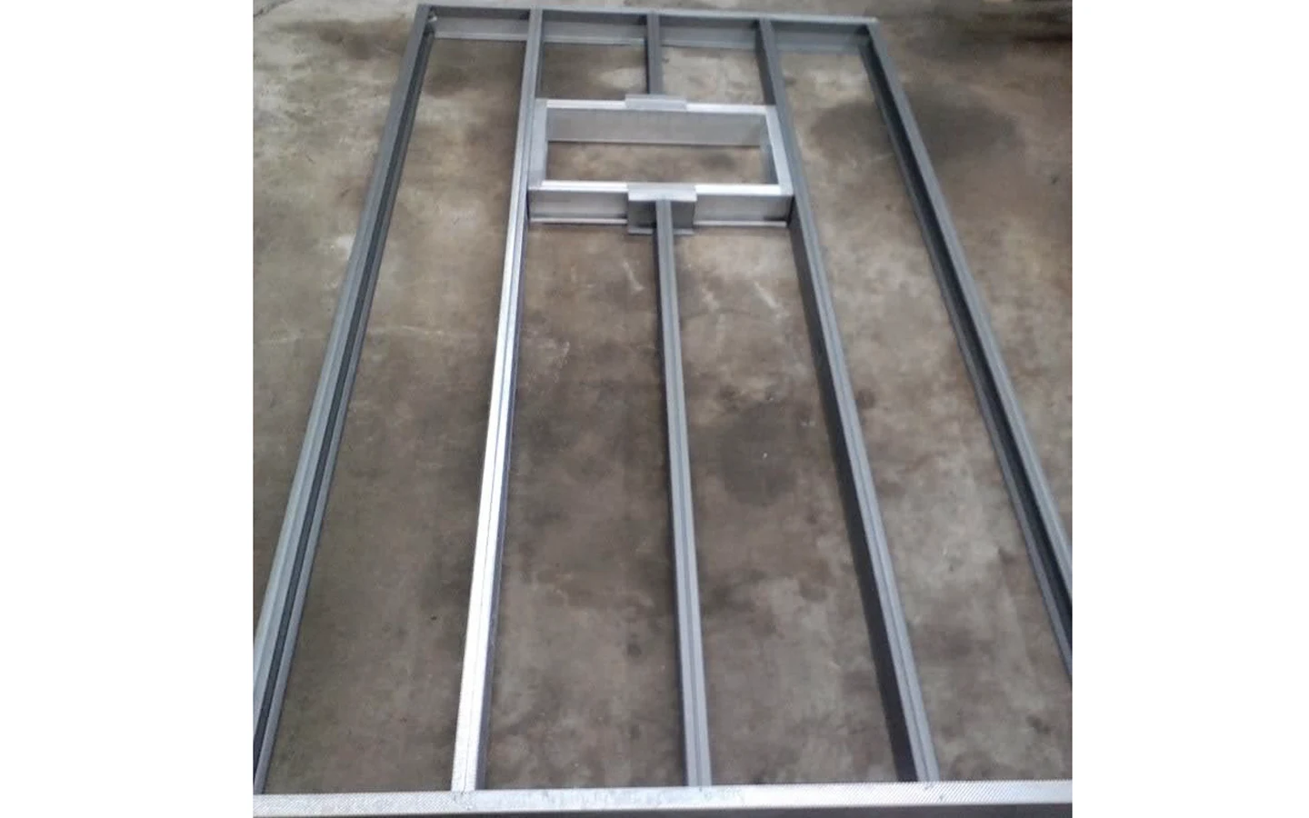 Завершённая рама двери с окном