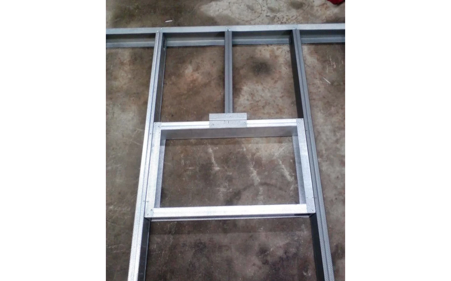 Завершённая рама для окна, скреплённая заклёпками