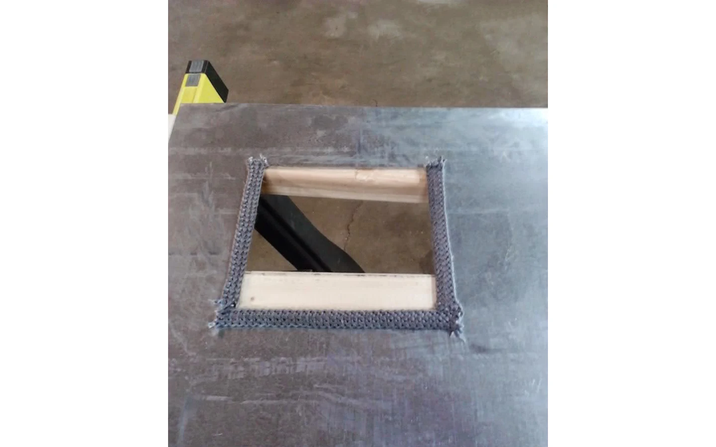 Вырез под окно с нанесённым высокотемпературным герметиком и уплотнителем