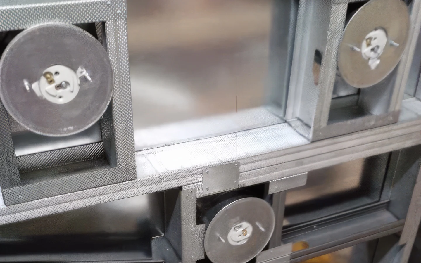 Три светильника, приклёпанные на свои места а печи для порошкового окрашивания