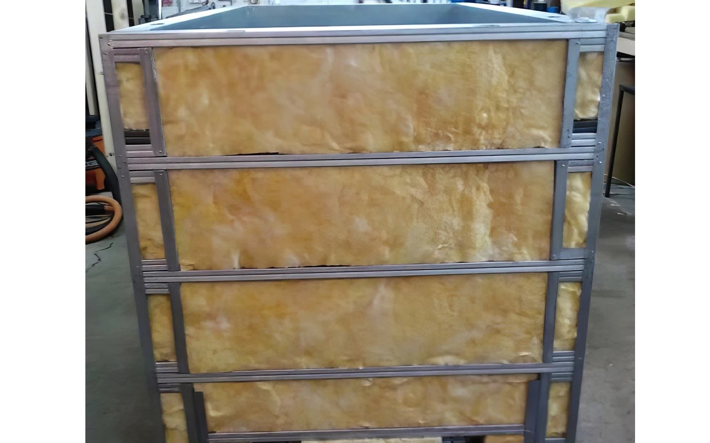 Результат использования стекловаты с коэффициентом теплового сопротивления R-13 на обратной стороне печи