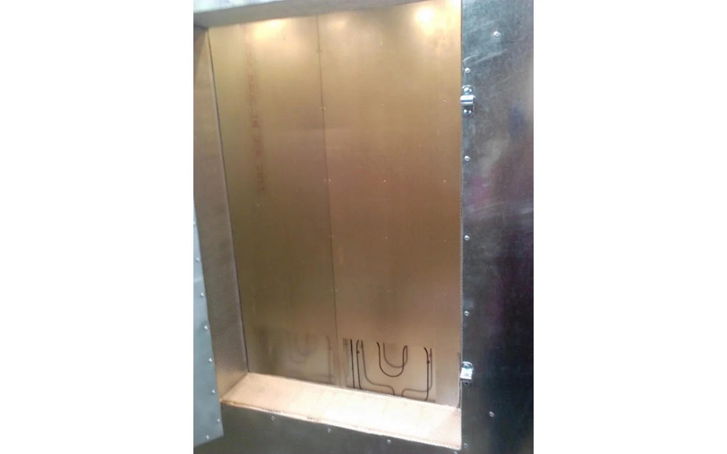 Вид со смотровой дверцы на освещение в печи для порошкового покрытия изделий