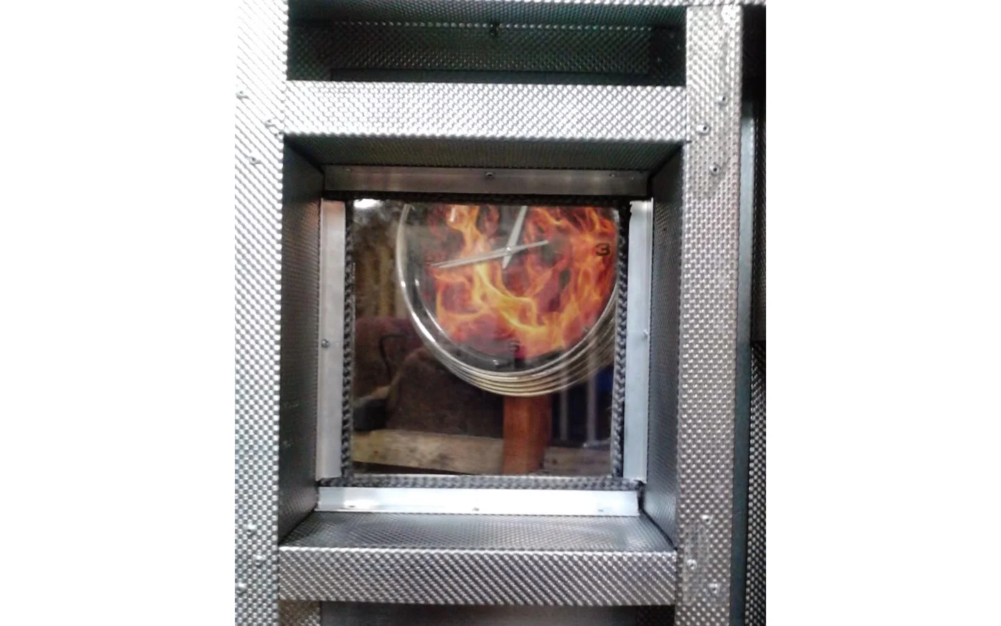 Оконное стекло, закреплённое тонкими металлическими уголками